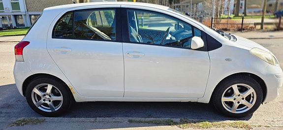 Toyota Yaris 2 of 5