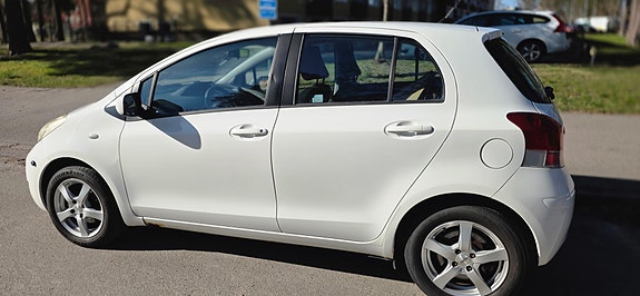 Toyota Yaris 3 of 5