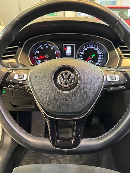 Volkswagen Passat 11 of 24