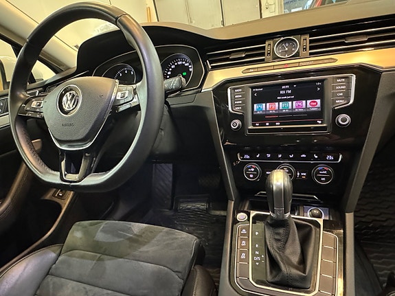 Volkswagen Passat 13 of 24