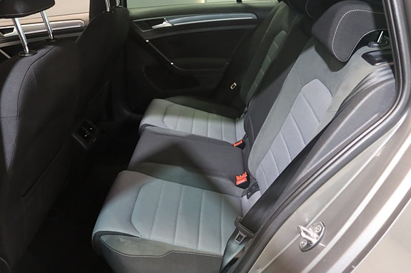 Volkswagen Golf VII 14 of 23
