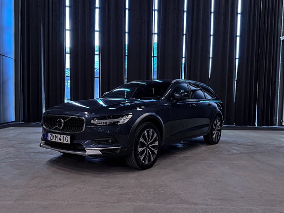 Volvo V90 Cross Country 2 of 5