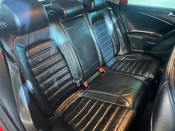 Volkswagen Passat 9 of 15