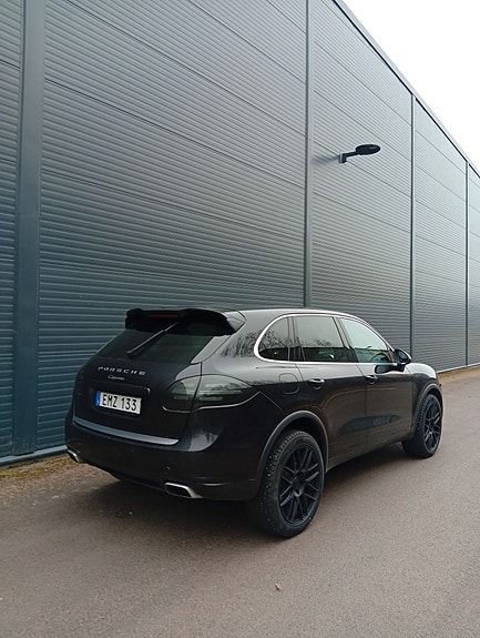 Porsche Cayenne 2 of 5