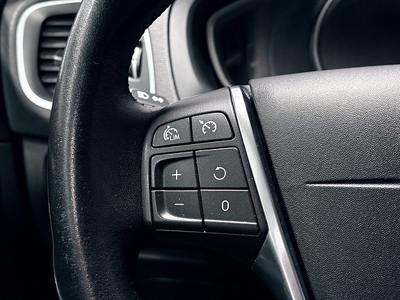 Volvo V40 15 of 25