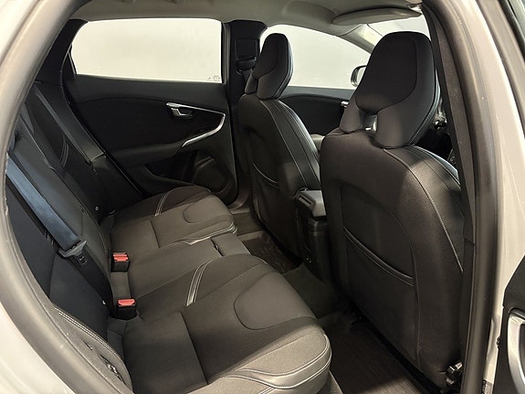 Volvo V40 12 of 25