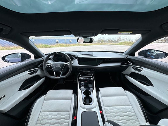 Audi e-tron 12 of 27