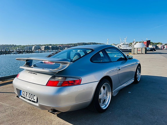 Porsche 911 Carrera 3 of 6
