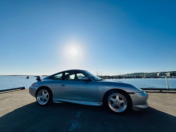 Porsche 911 Carrera 5 of 6