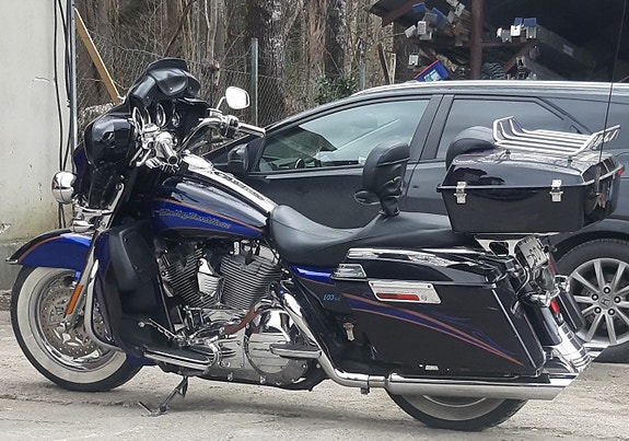 Harley-Davidson Electra Glide CVO Screaming Eagle 4 of 11