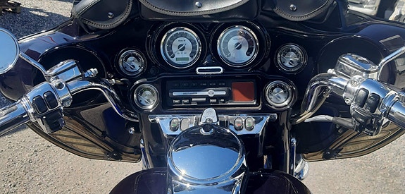 Harley-Davidson Electra Glide CVO Screaming Eagle 5 of 11