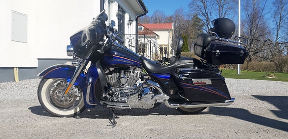 Harley-Davidson Electra Glide CVO Screaming Eagle 9 of 11