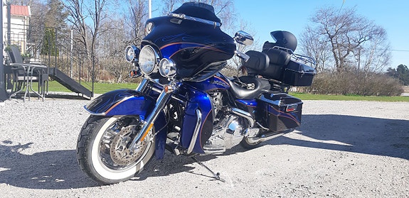 Harley-Davidson Electra Glide CVO Screaming Eagle 8 of 11