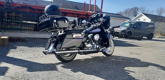 Harley-Davidson Electra Glide CVO Screaming Eagle 3 of 11