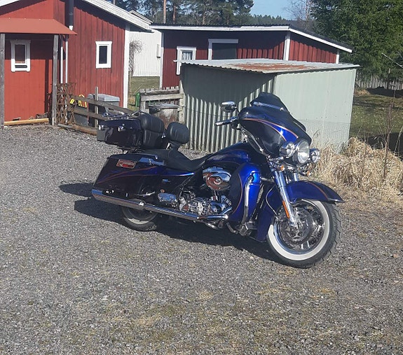 Harley-Davidson Electra Glide CVO Screaming Eagle 2 of 11