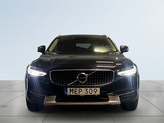 Volvo V90 Cross Country 2 of 5