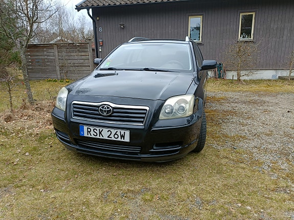 Toyota Avensis 2 of 5