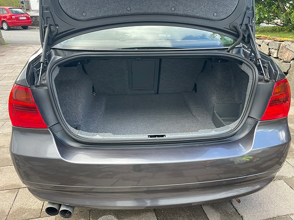BMW 330i 10 of 11