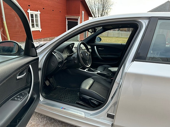 BMW 120i 3 of 4