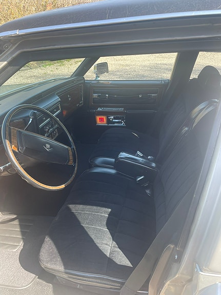 Cadillac Deville 3 of 6