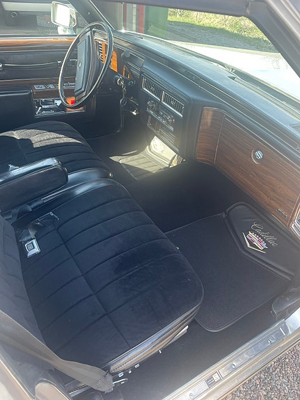 Cadillac Deville 4 of 6
