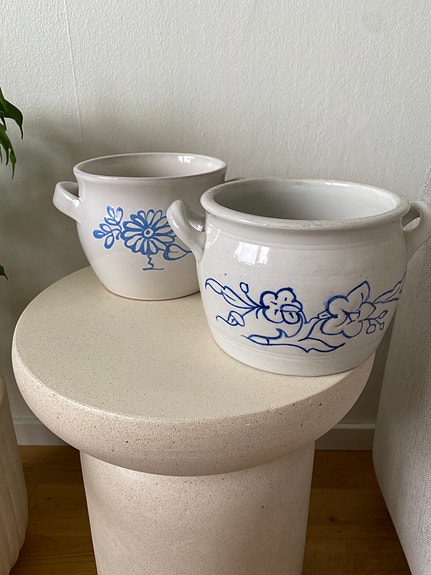 2 st äldre krukor, Rörstrand/ okänt märke,vit med blå dekor. Vintage. Retro.
