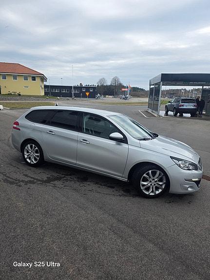 Peugeot 308 SW 2 of 5