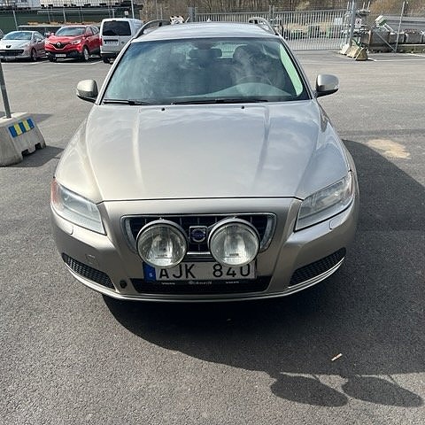 Volvo V70 2 of 12