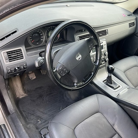 Volvo V70 7 of 12