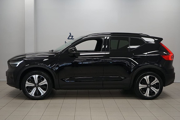 Volvo XC40 2 of 5