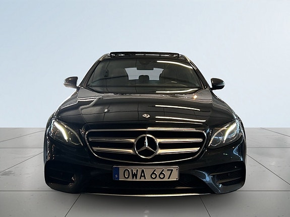 Mercedes-Benz E220 2 of 5