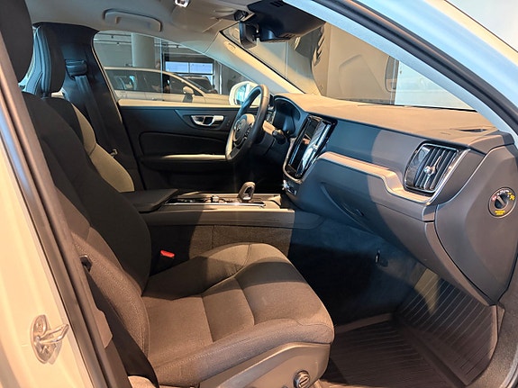 Volvo V60 Cross Country 3 of 5