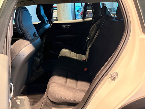 Volvo V60 Cross Country 18 of 26