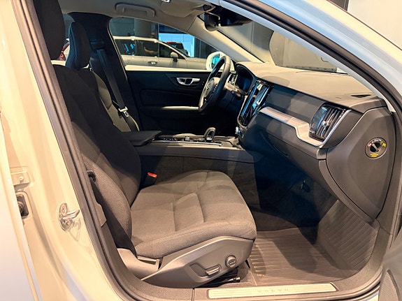 Volvo V60 Cross Country 3 of 26