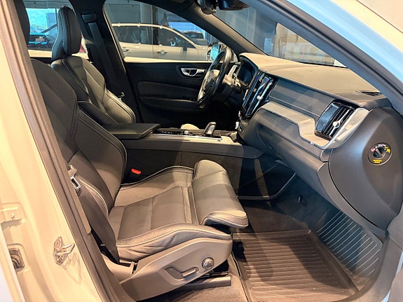 Volvo XC60 3 of 23