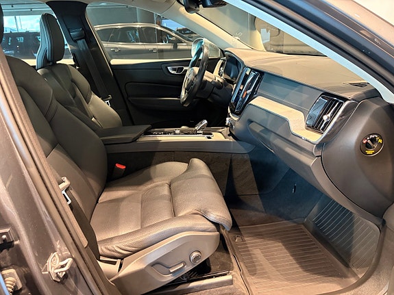 Volvo XC60 3 of 26