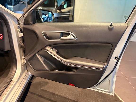 Mercedes-Benz A45 14 of 26