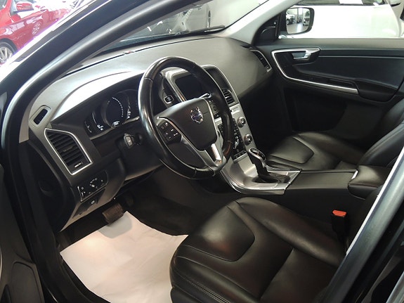 Volvo XC60 2 of 5