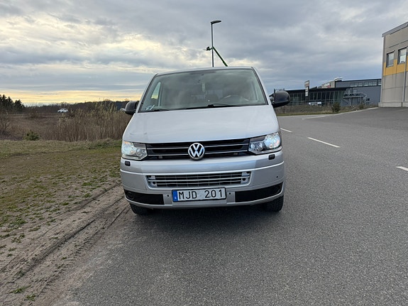 Volkswagen Caravelle 2 of 5