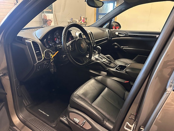 Porsche Cayenne 8 of 25