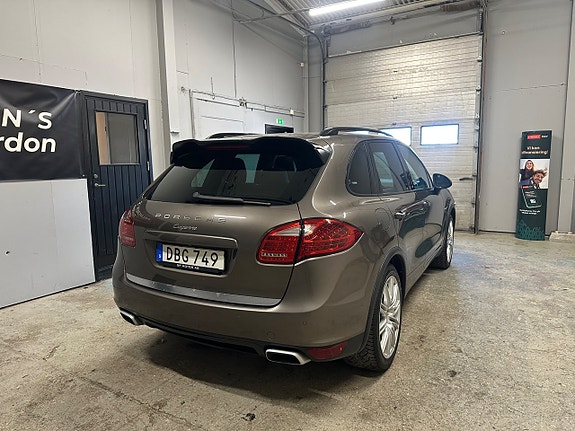 Porsche Cayenne 4 of 5