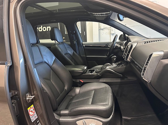 Porsche Cayenne 21 of 25