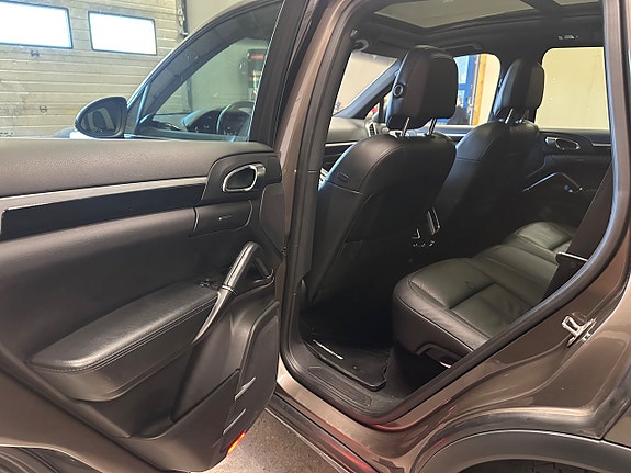 Porsche Cayenne 13 of 25
