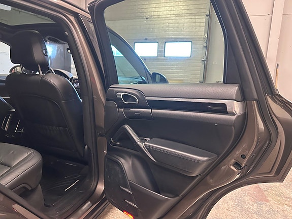 Porsche Cayenne 18 of 25