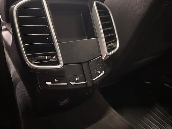 Porsche Cayenne 15 of 25