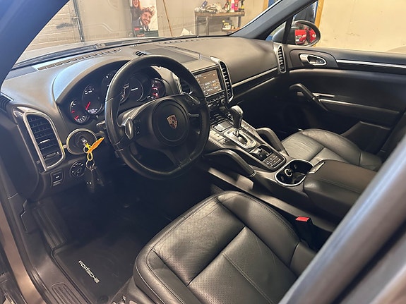 Porsche Cayenne 9 of 25