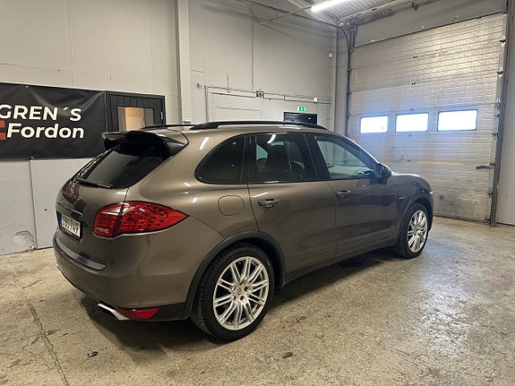 Porsche Cayenne 3 of 5