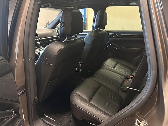 Porsche Cayenne 14 of 25