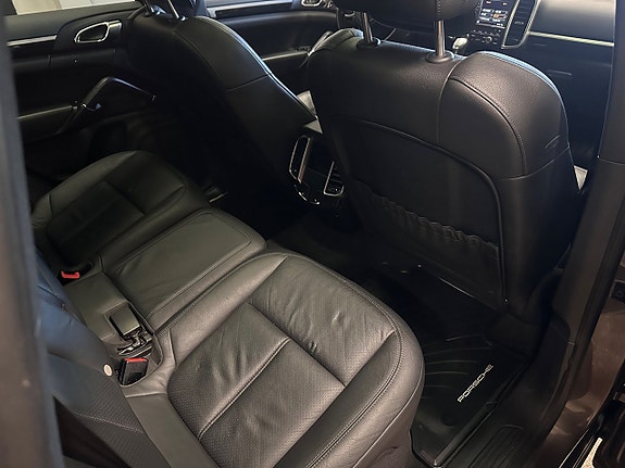 Porsche Cayenne 17 of 25