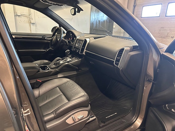Porsche Cayenne 19 of 25